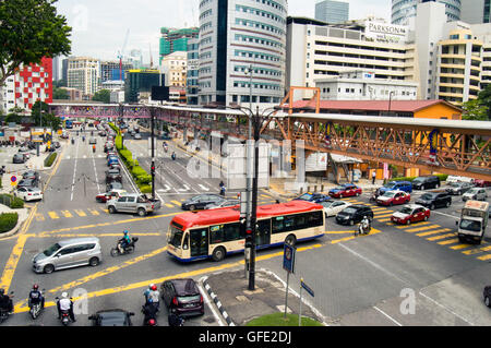 Erhöhten Fußgängerweg, Jalan Tuanku Abdul Rahman und Jalan Sultan Ismail Kreuzung, Kuala Lumpur, Malaysia Stockfoto