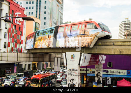 Monorail und Verkehr, Schnittpunkt der Jalan Tuanku Abdul Rahman und Jalan Sultan Ismail, Kuala Lumpur, Malaysia Stockfoto