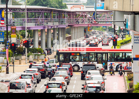 Erhöhten Fußgängerweg, Jalan Sultan Ismail, Kuala Lumpur, Malaysia Stockfoto