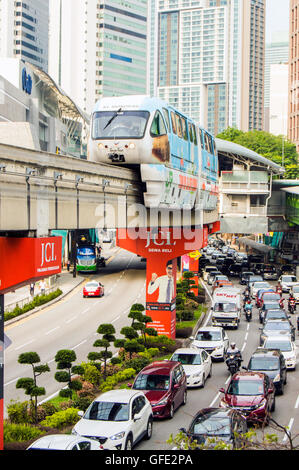 Monorail Zug verlassen Medan Tuanku Bahnhof, Jalan Sultan Ismail, Kuala Lumpur, Malaysia Stockfoto