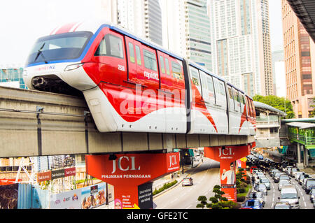 Monorail Zug verlassen Medan Tuanku Bahnhof, Jalan Sultan Ismail, Kuala Lumpur, Malaysia Stockfoto