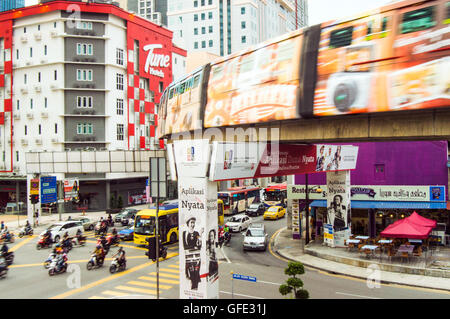 Monorail und Verkehr, Schnittpunkt der Jalan Tunku Abdul Rahman und Jalan Sultan Ismail, Kuala Lumpur, Malaysia Stockfoto