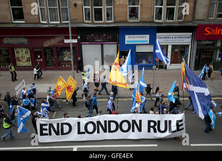 Tausende von Menschen beteiligen sich in der "Alle unter einem Banner" Marsch für die schottische Unabhängigkeit durch Stadtzentrum von Glasgow. Stockfoto