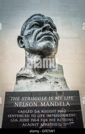Ian Walters' Statue des ehemaligen südafrikanischen Präsidenten Nelson Mandela, vor der Royal Festival Hall, London, England, Großbritannien. Stockfoto