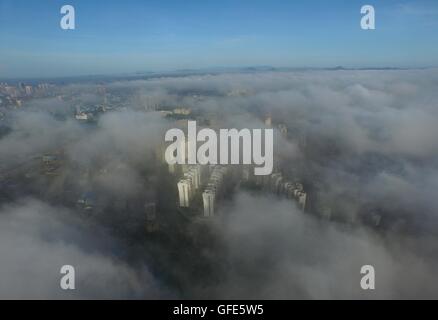 (160730)--QINZHOU, 30. Juli 2016 (Xinhua)--Foto aufgenommen am 30. Juli 2016 zeigt Qinzhou City von Nebel in Süd-China Guangxi Zhuang autonomen Region umhüllt. (Xinhua/Huang Xiaobang) (Angeles) (Foto: Xinhua/Sipa-USA) Stockfoto