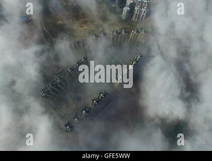 (160730)--QINZHOU, 30. Juli 2016 (Xinhua)--Foto aufgenommen am 30. Juli 2016 zeigt Qinzhou City von Nebel in Süd-China Guangxi Zhuang autonomen Region umhüllt. (Xinhua/Huang Xiaobang) (Angeles) (Foto: Xinhua/Sipa-USA) Stockfoto