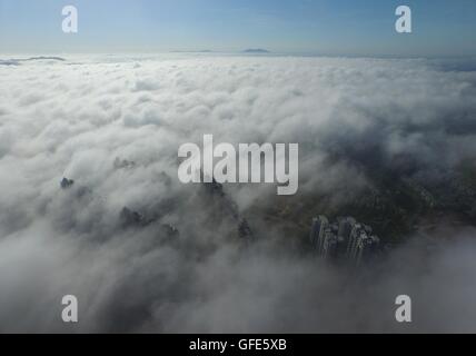 (160730)--QINZHOU, 30. Juli 2016 (Xinhua)--Foto aufgenommen am 30. Juli 2016 zeigt Qinzhou City von Nebel in Süd-China Guangxi Zhuang autonomen Region umhüllt. (Xinhua/Huang Xiaobang) (Angeles) (Foto: Xinhua/Sipa-USA) Stockfoto