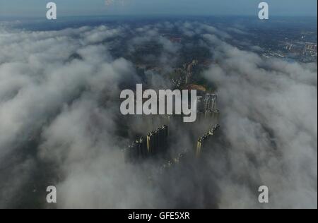 (160730)--QINZHOU, 30. Juli 2016 (Xinhua)--Foto aufgenommen am 30. Juli 2016 zeigt Qinzhou City von Nebel in Süd-China Guangxi Zhuang autonomen Region umhüllt. (Xinhua/Huang Xiaobang) (Angeles) (Foto: Xinhua/Sipa-USA) Stockfoto