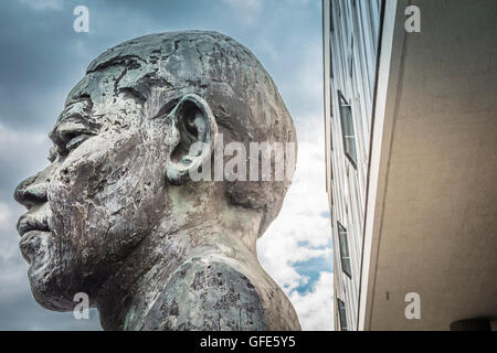 Ian Walters' Statue des ehemaligen südafrikanischen Präsidenten Nelson Mandela, vor der Royal Festival Hall, London, England, Großbritannien. Stockfoto