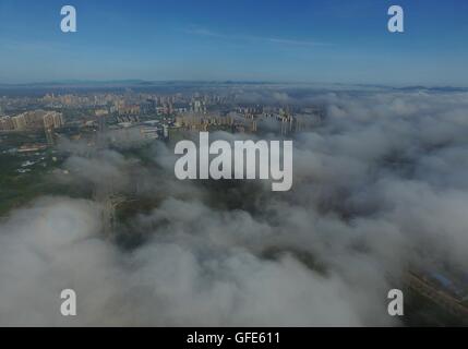 (160730)--QINZHOU, 30. Juli 2016 (Xinhua)--Foto aufgenommen am 30. Juli 2016 zeigt Qinzhou City von Nebel in Süd-China Guangxi Zhuang autonomen Region umhüllt. (Xinhua/Huang Xiaobang) (Angeles) (Foto: Xinhua/Sipa-USA) Stockfoto