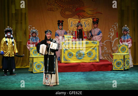 (160730)--Berufsventil, 30. Juli 2016 (Xinhua)--Schauspieler von Hebei Bangzi auf der Bühne während China Hebei Bangzi Festival in Gu'an, Nord-China Provinz Hebei, 29. Juli 2016 2016 durchführen. Hebei Bangzi oder Hebei Oper ist die Hauptart der Oper in der Provinz Hebei in der Qing-Dynastie (1644-1911) populär wurde. Wie Peking-Oper ist eine traditionelle chinesische Oper verbindet Musik, Gesang, Tanz, Akrobatik und etc. (Xinhua/Cai Yang)(wsw) (Foto: Xinhua/Sipa-USA) Stockfoto