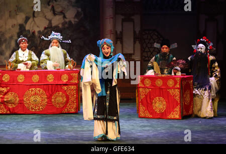 (160730)--Berufsventil, 30. Juli 2016 (Xinhua)--Schauspieler von Hebei Bangzi auf der Bühne während China Hebei Bangzi Festival in Gu'an, Nord-China Provinz Hebei, 29. Juli 2016 2016 durchführen. Hebei Bangzi oder Hebei Oper ist die Hauptart der Oper in der Provinz Hebei in der Qing-Dynastie (1644-1911) populär wurde. Wie Peking-Oper ist eine traditionelle chinesische Oper verbindet Musik, Gesang, Tanz, Akrobatik und etc. (Xinhua/Cai Yang)(wsw) (Foto: Xinhua/Sipa-USA) Stockfoto