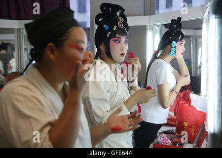 (160730)--Berufsventil, 30. Juli 2016 (Xinhua)--Schauspielerinnen von Hebei Bangzi Schminken vor einer Aufführung 2016 China Hebei Bangzi Festival in Gu'an, Nord-China Provinz Hebei, 29. Juli 2016. Hebei Bangzi oder Hebei Oper ist die Hauptart der Oper in der Provinz Hebei in der Qing-Dynastie (1644-1911) populär wurde. Wie Peking-Oper ist eine traditionelle chinesische Oper verbindet Musik, Gesang, Tanz, Akrobatik und etc. (Xinhua/Cai Yang)(wsw) (Foto: Xinhua/Sipa-USA) Stockfoto