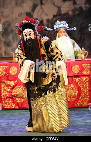 (160730)--Berufsventil, 30. Juli 2016 (Xinhua)--Schauspieler von Hebei Bangzi auf der Bühne während China Hebei Bangzi Festival in Gu'an, Nord-China Provinz Hebei, 29. Juli 2016 2016 durchführen. Hebei Bangzi oder Hebei Oper ist die Hauptart der Oper in der Provinz Hebei in der Qing-Dynastie (1644-1911) populär wurde. Wie Peking-Oper ist eine traditionelle chinesische Oper verbindet Musik, Gesang, Tanz, Akrobatik und etc. (Xinhua/Cai Yang)(wsw) (Foto: Xinhua/Sipa-USA) Stockfoto