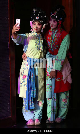 (160730)--Berufsventil, 30. Juli 2016 (Xinhua)--Schauspielerinnen von Hebei Bangzi fotografieren Selfie backstage während China Hebei Bangzi Festival in Gu'an, Nord-China Provinz Hebei, 29. Juli 2016 2016. Hebei Bangzi oder Hebei Oper ist die Hauptart der Oper in der Provinz Hebei in der Qing-Dynastie (1644-1911) populär wurde. Wie Peking-Oper ist eine traditionelle chinesische Oper verbindet Musik, Gesang, Tanz, Akrobatik und etc. (Xinhua/Cai Yang)(wsw) (Foto: Xinhua/Sipa-USA) Stockfoto