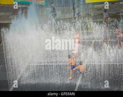 London, England, Vereinigtes Königreich: Kinder spielen in den erscheinenden Zimmer Brunnen auf der Southbank, London. Stockfoto