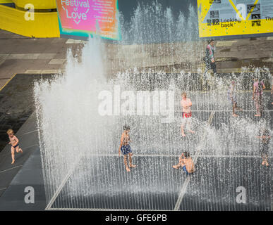 London, England, Vereinigtes Königreich: Kinder spielen in den erscheinenden Zimmer Brunnen auf der Southbank, London. Stockfoto