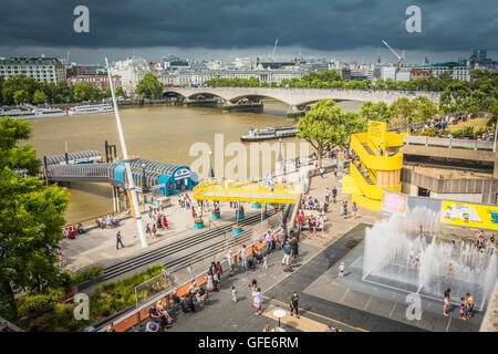 Kinder spielen in dem erscheinenden Zimmer Brunnen auf der Southbank, London, UK Stockfoto