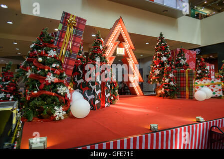 Kuching, Malaysia. Weihnachtsschmuck im shopping Center Plaza Merdeka. Sarawak. Borneo Stockfoto