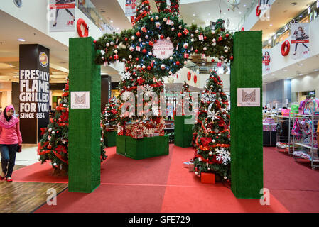 Kuching, Malaysia. Weihnachtsschmuck im shopping Center Plaza Merdeka. Sarawak. Borneo Stockfoto