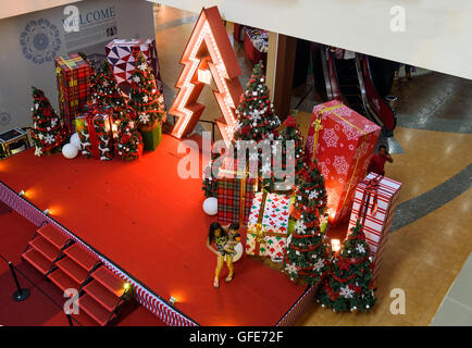 Kuching, Malaysia. Weihnachtsschmuck im shopping Center Plaza Merdeka. Sarawak. Borneo Stockfoto