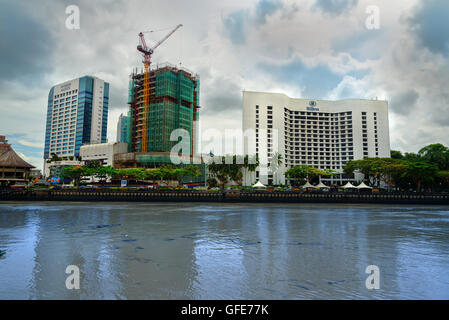 Ansicht von Kuching Stadt am Wasser und und Hilton Hotel. Sarawak. Borneo. Stockfoto
