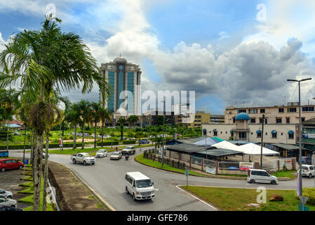 Blick auf Straße und islamischen Komplex (Kompleks Islam Sarawak) in Kuching. Sarawak. Borneo Stockfoto