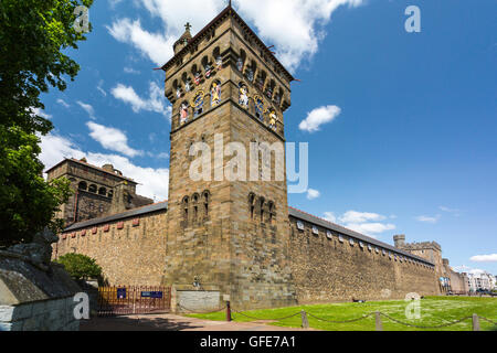 Der Uhrturm und der Außenwand des historischen Schlosses in South Glamorgan, Wales, Cardiff, UK Stockfoto