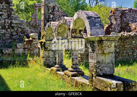 Portugal, Montalegre: Ruinen von den Kreuzgang des ehemaligen Klosters Santa Maria de Pitoes Das Junias Stockfoto