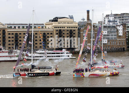 LMAX Exchange Team Lichter wie es das Rennen gewinnt folgte eine Fackel Team Derry Londonderry Derry und Team Großbritannien und Nordirland auf dem dritten Platz in der Endphase der Clipper Round the World Yacht Race am St Katharine Docks, London. PRESSEVERBAND Foto. Bild Datum: Samstag, 30. Juli 2016. Bildnachweis sollte lauten: Simon Cooper/PA Wire Stockfoto