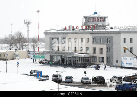 Flughafen terminal Petropawlowsk-Kamtschatskij und Bahnhof Platz bei einem Schneefall und schlechten Sichtverhältnissen. Fernost, Kamtschatka. Stockfoto