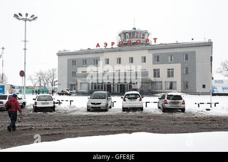 Verkehrsflughafen terminal Petropawlowsk-Kamtschatski und geparkte Autos auf dem Bahnhofsplatz. Fernost, Kamtschatka. Stockfoto