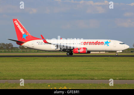 SCHIPHOL, AMSTERDAM, Niederlande - Mai 1, 2016: Boeing 737 von Corendon Airlines landet auf dem Flughafen Schiphol international Stockfoto