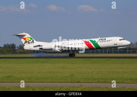 SCHIPHOL, AMSTERDAM, Niederlande - Mai 1, 2016: Fokker 70 von PGA Fluggesellschaft landet auf dem internationalen Flughafen Schiphol. Stockfoto