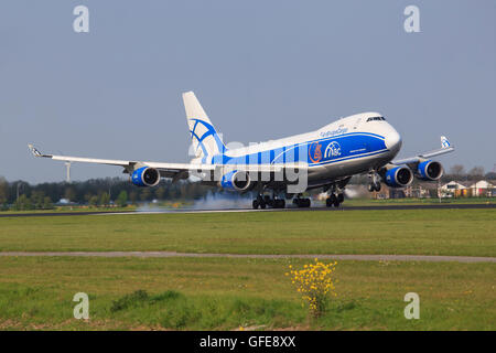 SCHIPHOL, AMSTERDAM, Niederlande - Mai 1, 2016: Boeing 747 von ABC Ladung landet auf dem internationalen Flughafen Schiphol. Stockfoto