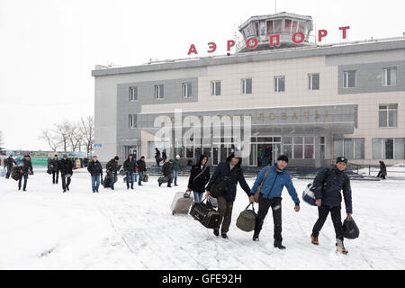 Winter-Ansicht des Flughafens terminal Petropawlowsk-Kamtschatski (Yelizovo Flughafen), station Square mit den Passagieren. Russland Stockfoto