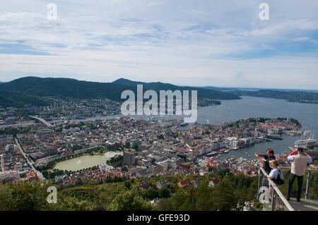 Bergen, Norwegen. Touristen nehmen in die spektakuläre Landschaft von der Spitze des Mount Floyen in Bergen Stockfoto