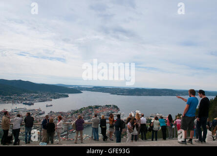 Bergen, Norwegen. Touristen nehmen in die spektakuläre Landschaft von der Spitze des Mount Floyen in Bergen Stockfoto