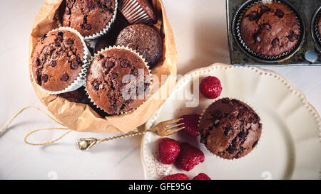 Schokoladen-Muffins mit roten saftigen Himbeeren Stockfoto