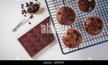 Schokoladen-Muffins mit einer Tafel Schokolade und rote Granatapfel Früchte. Stockfoto