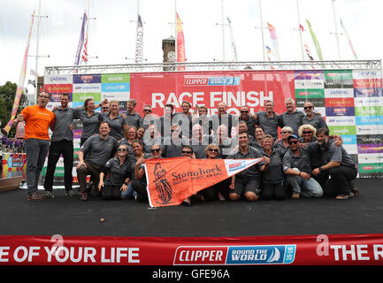 Team besuchen Sie Seattle in der Endphase der Clipper Round the World Yacht Race am St Katharine Docks, London. PRESSEVERBAND Foto. Bild Datum: Samstag, 30. Juli 2016. Bildnachweis sollte lauten: Simon Cooper/PA Wire Stockfoto