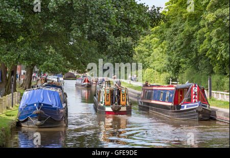 Narrowboats an Fradley Verzweigung Sperren auf die Trent und Mersey Kanal, Staffordshire, England, UK Stockfoto