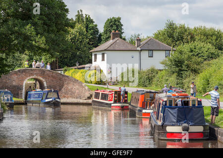 Narrowboats an Fradley Verzweigung Sperren auf die Trent und Mersey Kanal, Staffordshire, England, UK Stockfoto