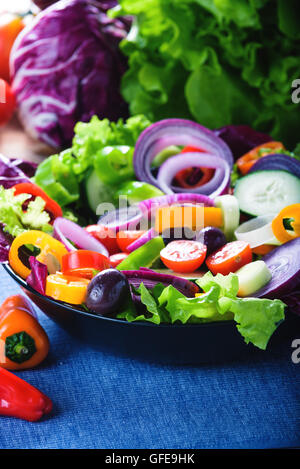 Frühlingssalat mit viel Gemüse und voller Farben. Stockfoto
