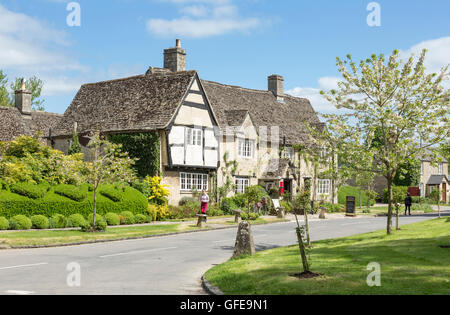 The Old Swan Inn in Cotswold Dorf Minster Lovell, Oxfordshire, England, Großbritannien Stockfoto