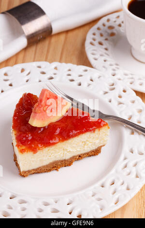 Käsekuchen mit brasilianischen Goiabada Marmelade der Guave auf weißen Vintage Teller mit Kaffee. Selektiven Fokus Stockfoto