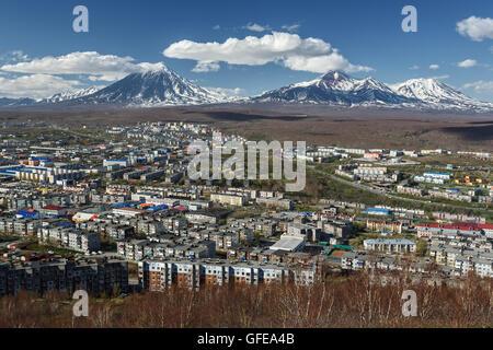 Panoramablick auf die Stadt Petropawlowsk-Kamtschatski und Vulkane: Koryaksky Vulkan, Awatscha-Vulkans, Kozelsky Vulkan. Fernost Stockfoto