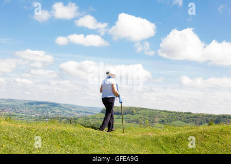 Frühling gehen auf Cam Long Down auf die Cotswold Weg, Gloucestershire, England, UK Stockfoto