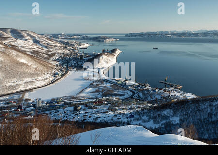 Winter-Kamtschatka Landschaft: Draufsicht der Stadt Petropawlowsk-Kamtschatski, Awatscha-Bucht und Pazifischen Ozean bei Sonnenuntergang. Russland. Stockfoto