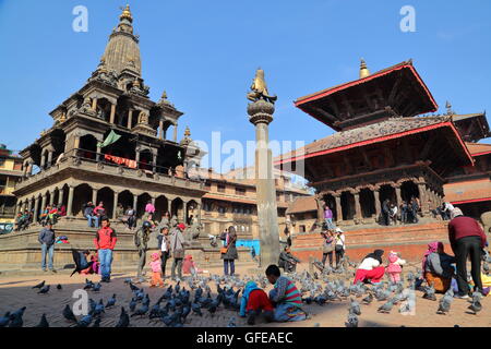 Bishwanath Mandir-Tempel, Garuda-Statue auf Spalte und Krishna Mandir-Tempel am Durbar Square, Patan, Nepal Stockfoto